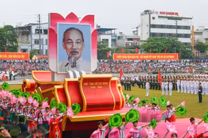 Đoàn xe rước ảnh Chủ tịch Hồ Chí Minh qua lễ đài.