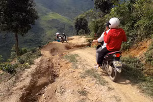 Giáo viên ở nhiều điểm bản lẻ tại Điện Biên đến từng nhà vận động học sinh ra lớp.