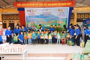 Trao tặng nhiều phần quà ý nghĩa cho học sinh xã Nam Phong, huyện Phù Yên.