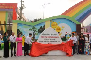 Các đại biểu chứng kiến lễ khánh thành công trình Trường Mầm non Hoa Hồng, thị trấn Mường Ảng.