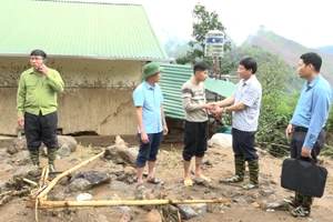 Lãnh đạo huyện Điện Biên Đông tới hiện trường chỉ đạo khắc phục hậu quả và động viên các gia đình bị thiệt hại.