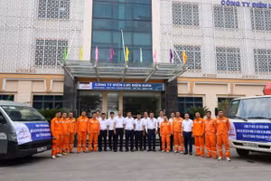 Các thành viên Đội xung kích Công ty Điện lực Điện Biên lên đường hỗ trợ dự án đường dây 500KV Quảng Trạch - Phố Nối.