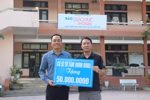 Đại diện Báo Giáo dục và Thời đại chuyển trao kinh phí hỗ trợ cho Phòng GD&ĐT huyện Mường Nhé.