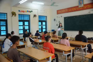 Thí sinh nghe phổ biến quy chế.