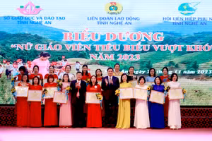 Phó Bí thư Tỉnh uỷ Nghệ An Hoàng Nghĩa Hiếu và Giám đốc Sở GD&ĐT Thái Văn Thành trao Bằng khen cho các nữ giáo viên tiêu biểu vượt khó. (Ảnh: Phạm Tâm)