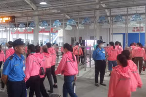 Công nhân Công ty TNHH Viet Glory vào nhà máy làm việc. (Ảnh: Hà Huy Đồng)