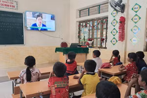 Trường Tiểu học Keng Đu 2 giảng dạy theo chương trình giáo dục mới với sự hỗ trợ của tivi. (Ảnh: Phạm Tâm)