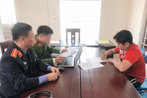 Cơ quan chức năng lấy lời khai Nguyễn Thành Nam. (Ảnh: VKSND Nghệ An)