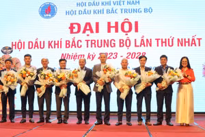 Thành viên Ban chấp hành Hội Dầu khí Bắc Trung Bộ nhiệm kỳ 2023-2028 nhận hoa chúc mừng. (Ảnh: Phạm Tâm)