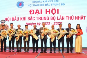 Thành viên Ban chấp hành Hội Dầu khí Bắc Trung Bộ nhiệm kỳ 2023-2028 nhận hoa chúc mừng. (Ảnh: Phạm Tâm)