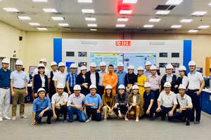 Truyền thông ngành Điện tham gia chương trình thực tế tại Công ty CP Nhiệt điện Quảng Ninh. (Ảnh: CTCC)