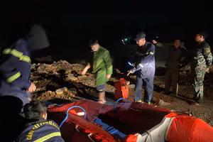 Lực lượng cứu nạn cứu hộ tìm kiếm 3 nạn nhân đuối nước. (Ảnh: CANA)