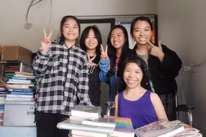 Chị Trần Thúy Nga (áo tím) và các bạn đọc của thư viện. (Ảnh: NVCC)