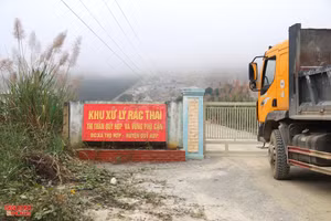 Cổng vào khu xử lý rác thải tại huyện Quỳ Hợp. (Ảnh: Phạm Tâm)