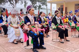 Khai giải lớp xóa mù chữ ở xã miền núi Huồi Tụ, huyện Kỳ Sơn, Nghệ An. (Ảnh: Phạm Tâm)