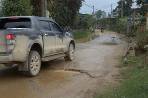 Một tuyến đường ở huyện Hướng Hóa bị hư hỏng nặng sau khi được trưng dụng phục vụ xe vận chuyển các thiết bị cho dự án điện gió.