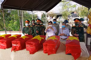 6 hài cốt liệt sĩ được tìm thấy tại thôn Nam Sơn hiện được đưa về Nhà bia ghi danh liệt sĩ xã Vĩnh Sơn để hương khói, chờ truy điệu an táng. (Ảnh: Kim Quy)