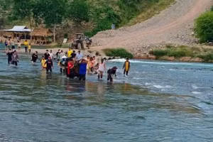 Người dân đưa thì thể nạn nhân vào bờ.