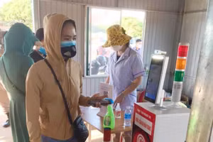 Tại một chốt khai báo y tế ở Quảng Trị sử dụng công nghệ AI để đo thân nhiệt và nhận diện qua mắt (ảnh: Nguyễn Hoàn).