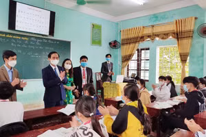 Chủ tịch UBND tỉnh Quảng Trị - ông Võ Văn Hưng thăm Trường TH&THCS Trung Hải.