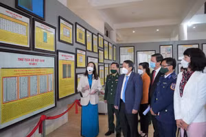 Các đại biểu tham quan tại triển lãm