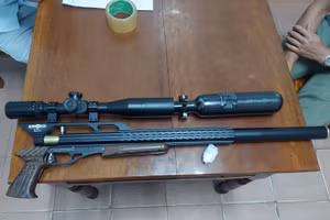 Khẩu súng hơi mà các đối tượng sử dụng để bắn chết bò.