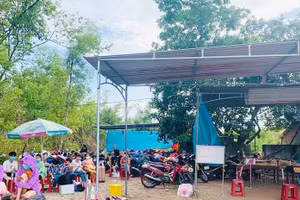 Người dân từ phía Nam về quê dừng đỗ khai báo y tế tại Chốt kiểm dịch huyện Hải Lăng. (Ảnh: VSH).