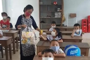 Các em học sinh tiểu học phải ở lại trường để test nhanh Covid-19 xuyên trưa 27/9