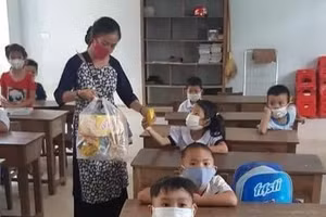 Các em học sinh tiểu học phải ở lại trường để test nhanh Covid-19 xuyên trưa 27/9