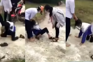 Toàn bộ clip, nữ sinh lớp 7 chỉ biết ôm đầu chịu trận sự đánh đập của 2 đàn chị. (Ảnh cắt từ Clip)