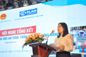 Bà Lê Thị Hằng - Phó Vụ trưởng Vụ Giáo dục Chính trị và Công tác học sinh sinh viên, Bộ GD&ĐT phát biểu tại hội nghị.