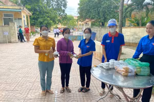 Hàng trăm suất ăn sáng miễn phí được cấp phát tận tay cho các sĩ tử tại Điểm thi Trường THPT Đakrông.