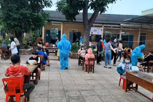 Lực lượng đoàn thanh niên hỗ trợ các em học sinh tại điểm cách ly tập trung của Trường Tiểu học số 1 Lao Bảo (Ảnh: CTV)