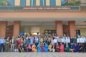 Đoàn cựu giáo viên đi B chụp ảnh kỷ niệm với Sở GD&ĐT Quảng Trị.