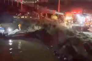 Lực lượng công an tìm chiếc xe máy của nạn nhân trên sông Thạch Hãn trong đêm 12/12 (ảnh: CTV)