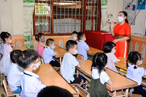 Để đảm bảo an toàn và đúng tiến độ chương trình học, các trường học ở Quảng Trị cũng đã tổ chức song song 2 phương án dạy học trực tiếp và trực tuyến.