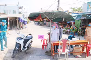 Phun khử khuẩn một khu dân cư ghi nhận ca mắc Covid-19 ở Quảng Trị