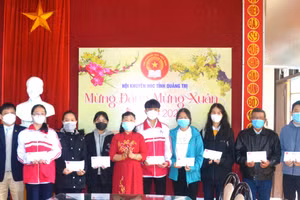 Lãnh đạo Hội Khuyến học tỉnh Quảng Trị trao học bổng SEEDS và hỗ trợ kinh phí cho học sinh khó khăn.