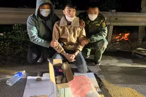 Đối tượng Huy cùng tang vật 12.000 viên ma túy tổng hợp lúc bắt giữ.