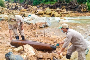 Đo đạc để tiến hành di chuyển quả bom an toàn về nơi tập kết hủy nổ