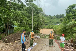 Tại các tuyến đường bị ngập sâu, chia cắt, lực lượng biên phòng phải túc trực để ngăn người dân qua lại, phòng nguy hiểm