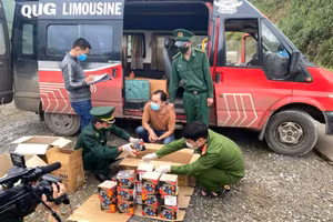 Lực lượng chức năng kiểm đếm số pháo lậu ở trên xe ô tô khách. 