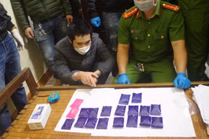 Đối tượng Bùi Đăng Ninh và tang vật tại nơi ở (ảnh: CAQT)