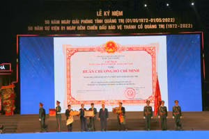 Chủ tịch nước Nguyễn Xuân Phúc trao tặng Huân chương Hồ Chí Minh cho Đảng bộ, chính quyền và Nhân dân tỉnh Quảng Trị.