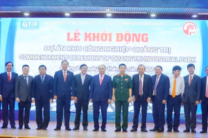 Chủ tịch nước Nguyễn Xuân Phúc cùng đoàn công tác Trung ương chụp ảnh lưu niệm với lãnh đạo tỉnh Quảng Trị.