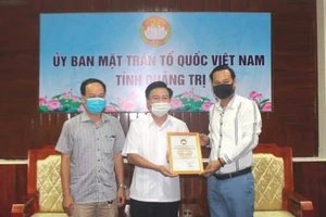 Đại diện của nghệ sĩ Hoài Linh trao lại số tiền từ thiện để hỗ trợ người dân Quảng Trị bị ảnh hưởng do lũ lụt.