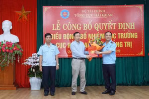 Ông Nguyễn Văn Cẩn - Tổng Cục trưởng Tổng Cục Hải quan trao quyết định và tặng hoa chúc mừng tân Cục trưởng Cục Hải Quan tỉnh Quảng Trị Trần Mạnh Cường.