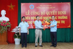 Ông Nguyễn Văn Cẩn - Tổng Cục trưởng Tổng Cục Hải quan trao quyết định và tặng hoa chúc mừng tân Cục trưởng Cục Hải Quan tỉnh Quảng Trị Trần Mạnh Cường.