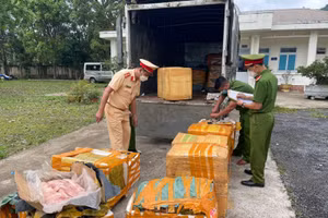 Các thùng xốp chứa hơn 2 tấn nầm vú lợn đã bốc mùi hôi thối bị công an phát hiện, thu giữ. 