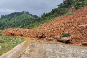 Đất đá tràn xuống mặt đường Hồ Chí Minh nhánh Tây ở Quảng Trị khiến giao thông ách tắc.